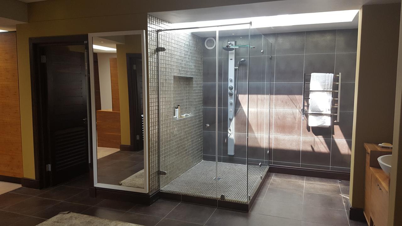 Tredenham Boutique Hotel Bloemfontein Eksteriør bilde A shower with a fixed shower head